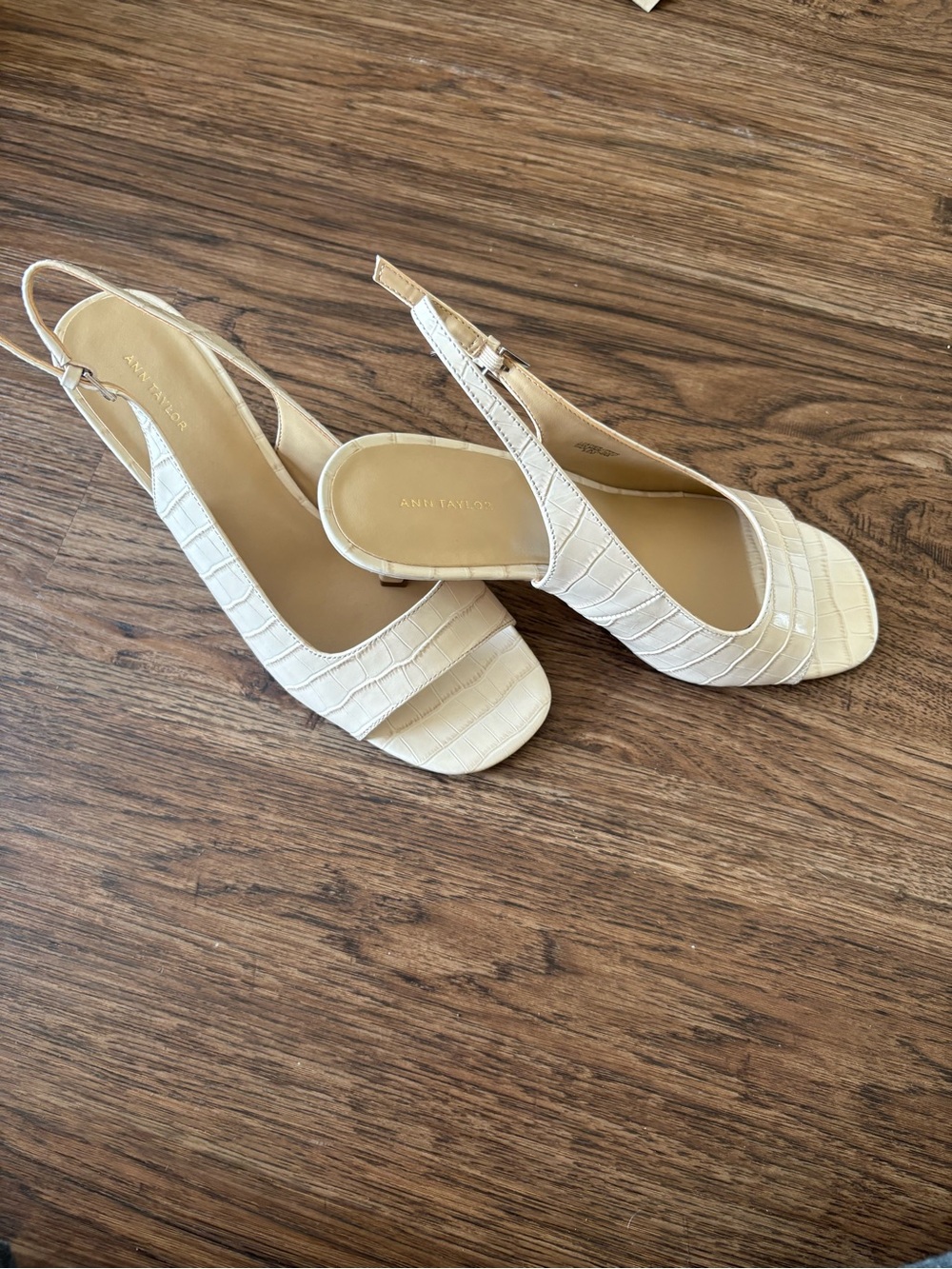Ann Taylor Cream Croc-Embossed Slingback Heels size 9.5